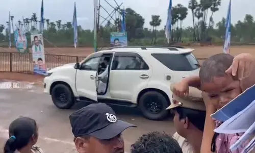 చిన్నారిని చూసి కారు దిగిన జగన్