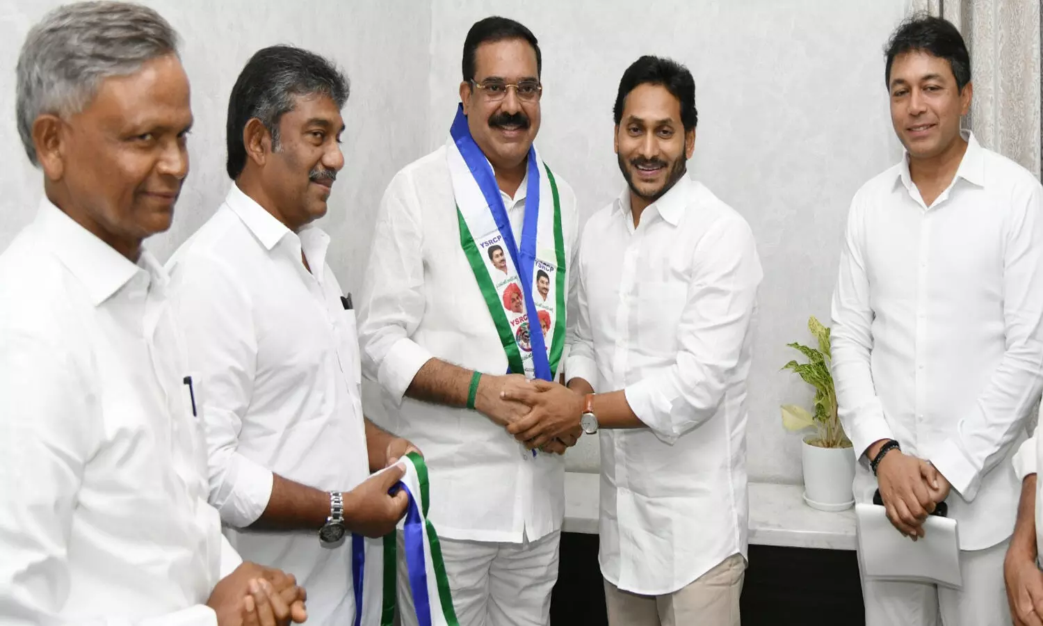 వైసీపీలో చేరిన టీడీపీ నేత