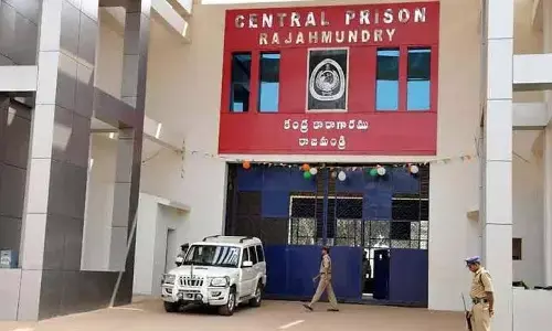 రాజమండ్రి సెంట్రల్ జైలు వద్ద భారీగా పోలీసులు