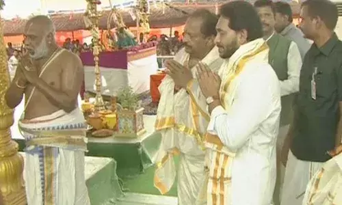 మహా యజ్ఞంలో పాల్గొన్న జగన్