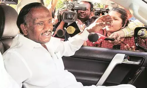 Karnataka results : అపర కుబేరుడు వెనుకంజ