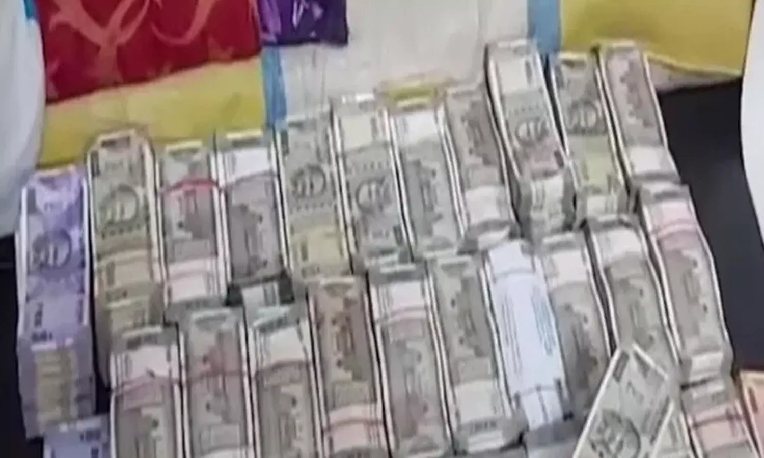 ఇంట్లో కోటి 64 లక్షల నగదు