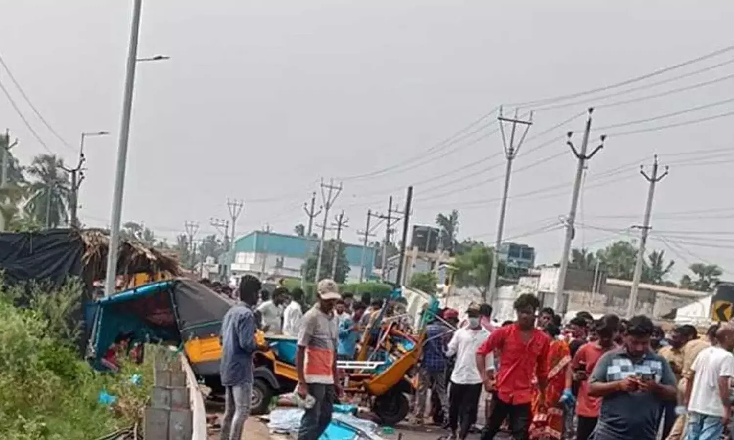 ప్రైవేటు బస్సు - ఆటో ఢీ : ఆరుగురు మహిళలు మృతి