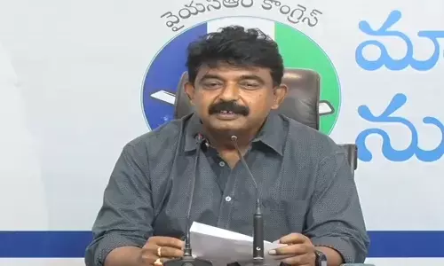 పవన్ బ్లాక్‌ మెయిల్‌కు దిగుతున్నాడు