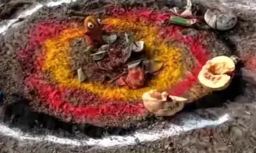 యువతులకు తాంత్రికుడి ఎర.. నగ్నంగా క్షుద్రపూజలు