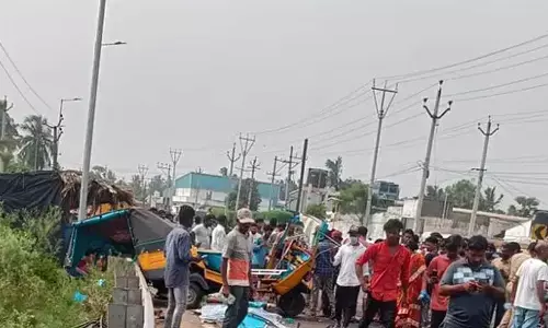 ప్రైవేటు బస్సు - ఆటో ఢీ : ఆరుగురు మహిళలు మృతి