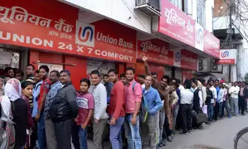 తొలిరోజూ క్యూ కట్టిన జనం