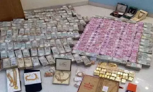ప్రభుత్వ బిల్డింగ్ బేస్ మెంట్ లో కోట్ల నగదు, బంగారం బిస్కెట్లు