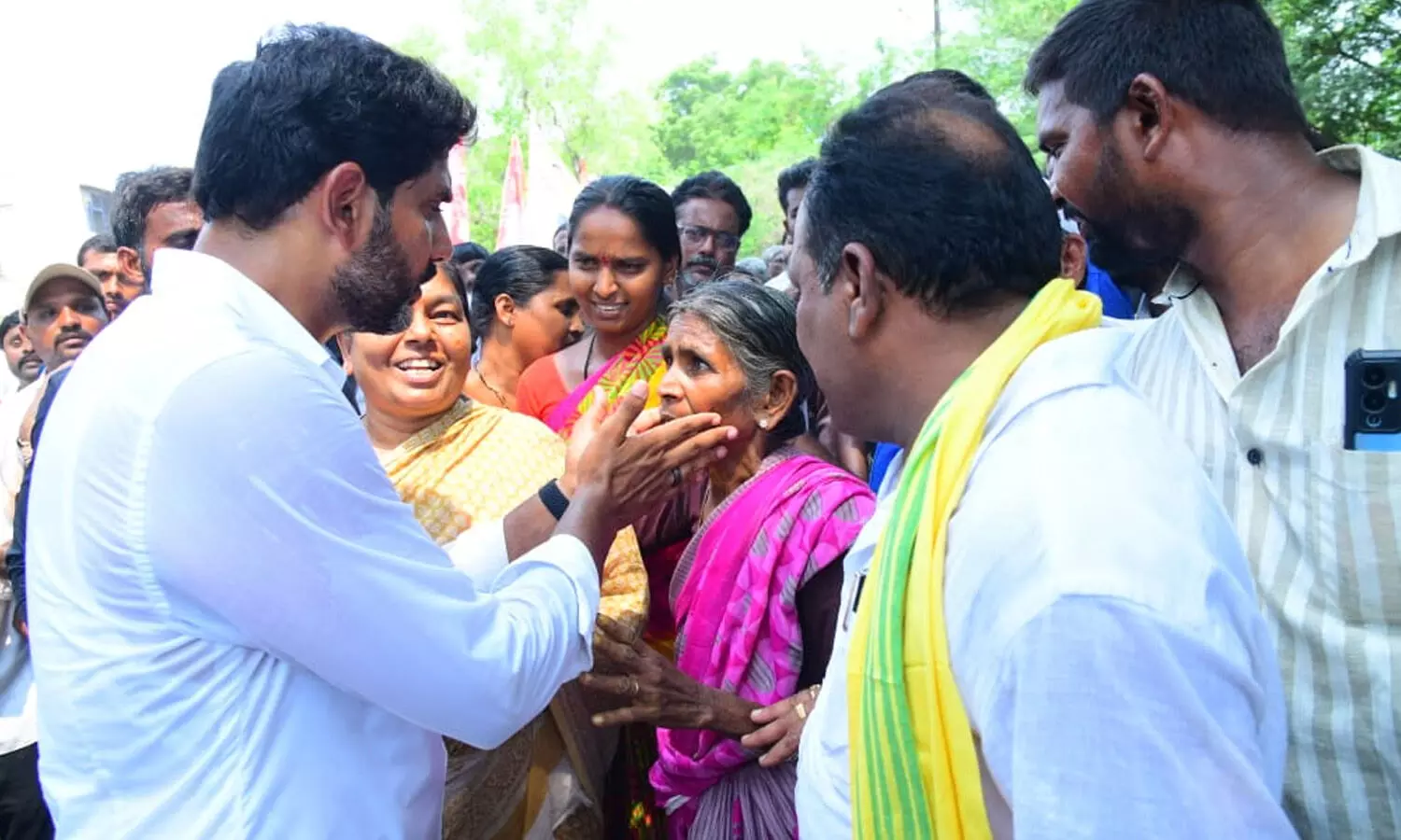 అఖిలప్రియ లేకుండానే...ఆళ్లగడ్డలోకి అఖిలప్రియ లేకుండానే...ఆళ్లగడ్డలోకి