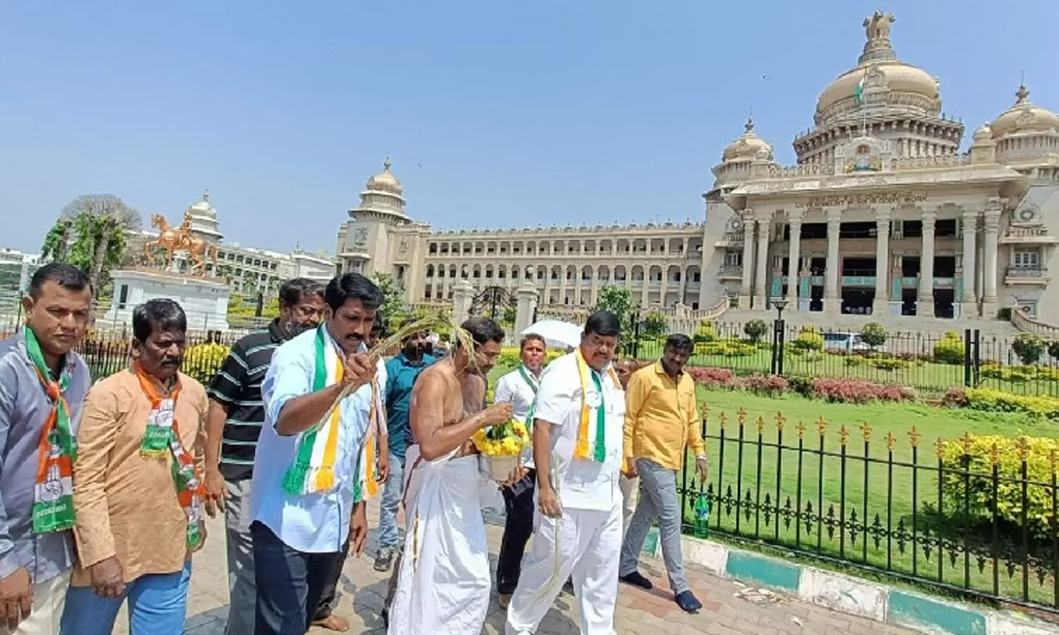 మాట నిలబెట్టుకున్న కాంగ్రెస్‌.. గోమూత్రంతో కర్ణాటక విధాన సౌధ శుద్ధి