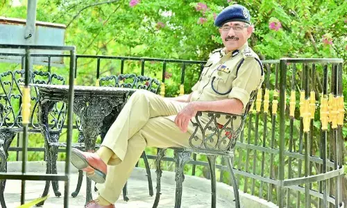 స్క్రిప్ట్ రైటర్ గా మారిన పోలీసు అధికారి.. ఎవరూ చూడని పోలీసు కథతో