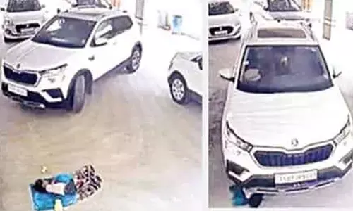 చిన్నారిని చిదిమేసిన కారు