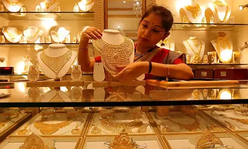 సండే.. బంగారం ధర దిగివస్తోంది