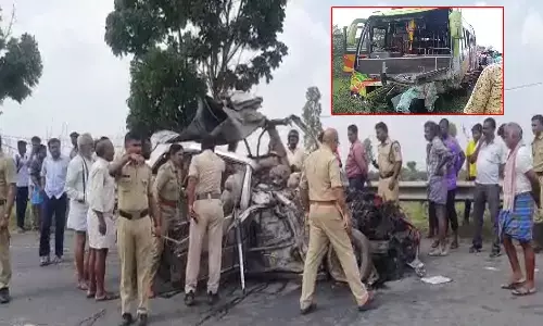 karnataka road accident, car collided with bus