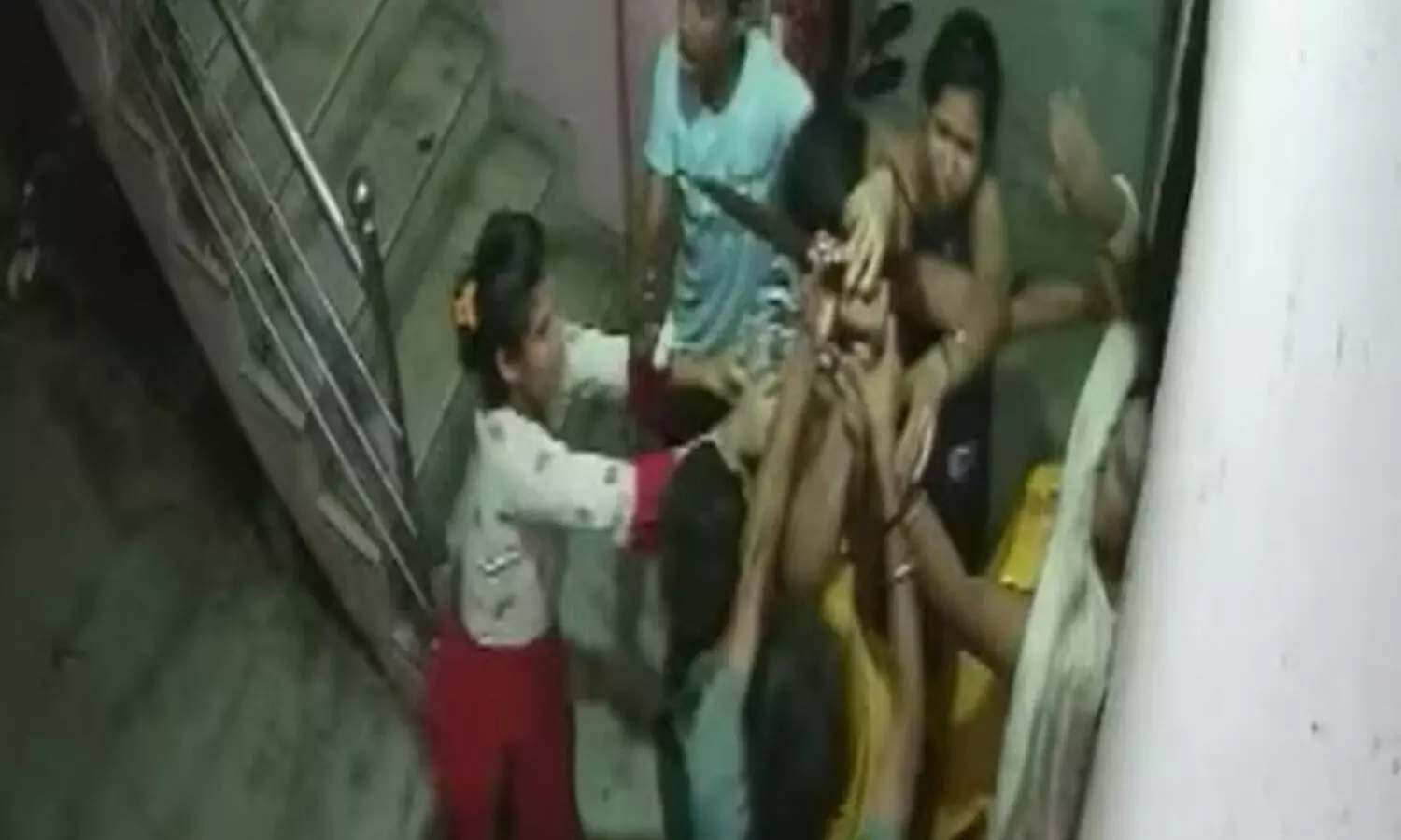 మేడపై పడుకున్నందుకు.. కూతుర్ని 25 సార్లు పొడిచి..