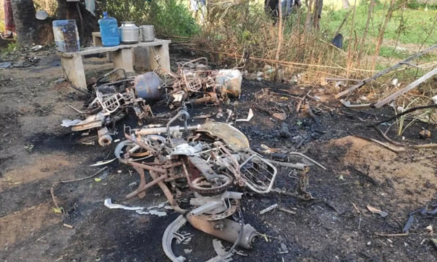 బాణసంచా గిడ్డంగిలో అగ్నిప్రమాదం.. ముగ్గురి సజీవదహనం