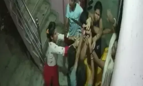 మేడపై పడుకున్నందుకు.. కూతుర్ని 25 సార్లు పొడిచి..