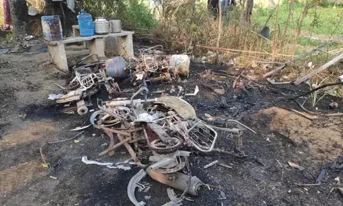 బాణసంచా గిడ్డంగిలో అగ్నిప్రమాదం.. ముగ్గురి సజీవదహనం