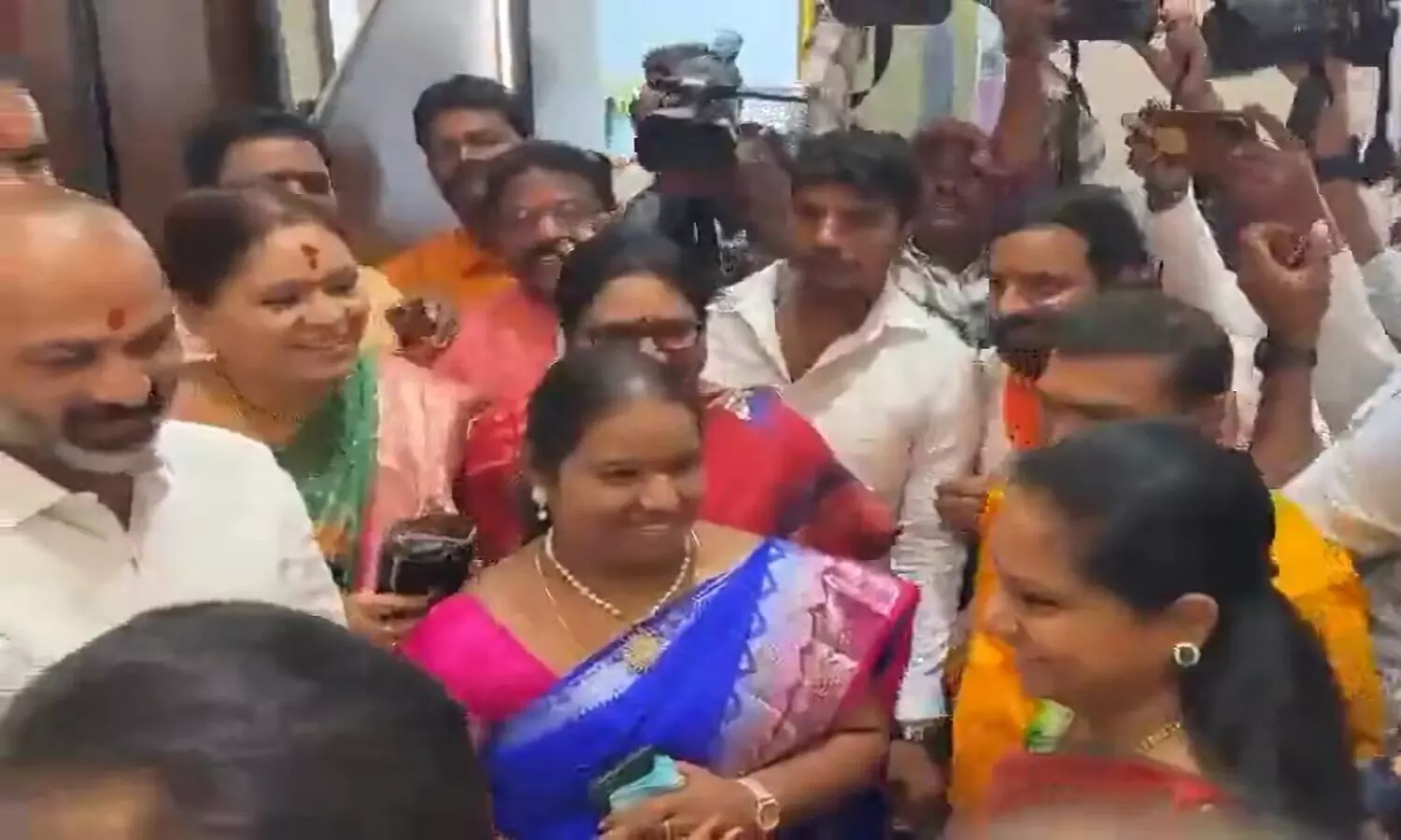 కవిత అక్క.. బండి అన్న కవిత అక్క.. బండి అన్న