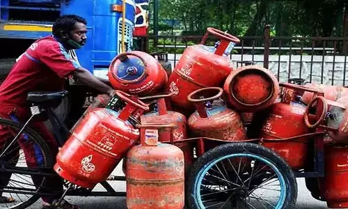 గుడ్ న్యూస్.. తగ్గిన గ్యాస్ సిలిండర్ ధర