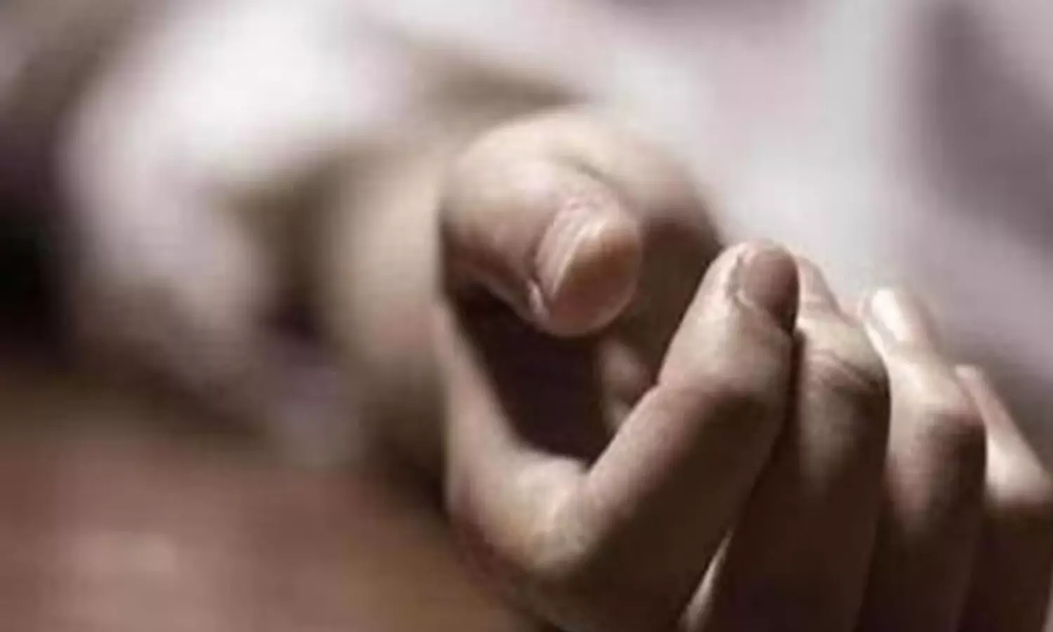 సోదరి చితిమంటల్లో దూకిన యువకుడు