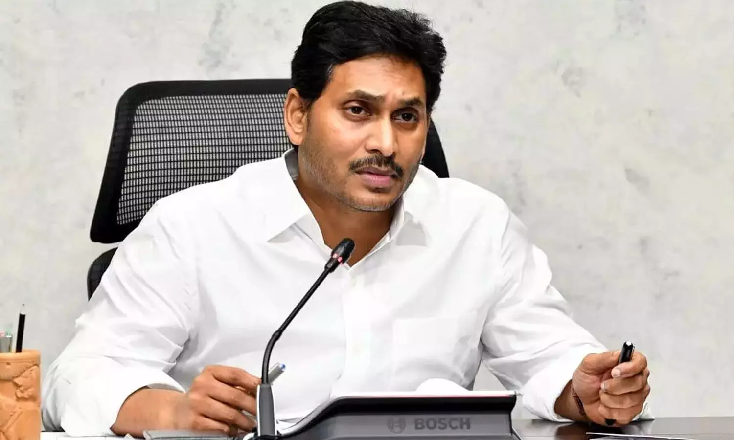 సరిహద్దు జిల్లాల్లో అలెర్ట్ గా ఉండాలి : సీఎం జగన్