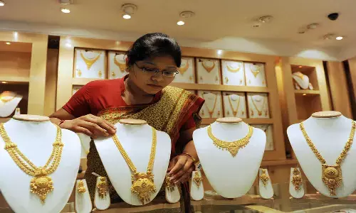 గోల్డ్ లవర్స్ కు గుడ్ న్యూస్.. ధర తగ్గింది