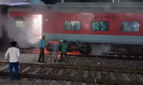 దుర్గ్-పూరీ ఎక్స్ ప్రెస్ లో మంటలు