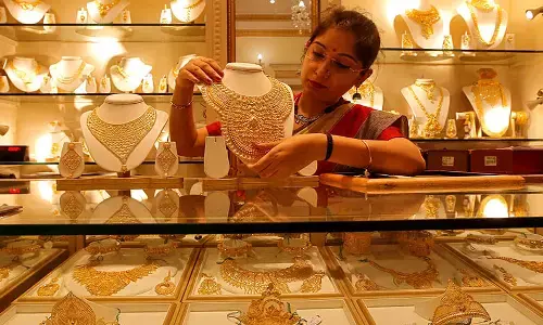 ఊరట లేదు.. ధర స్వల్పంగానే తగ్గింది