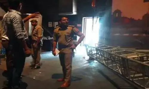 విషాదం.. లైటింగ్ ట్రస్ కూలి మోడల్ మృతి