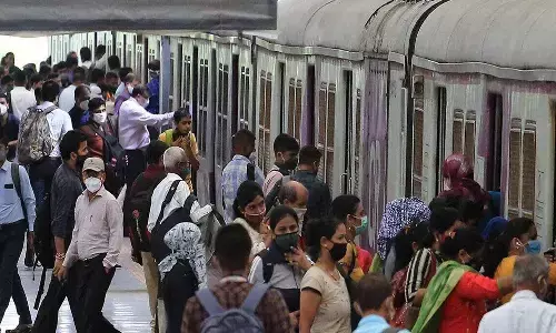 mumbai local train, girl assaulted in local train