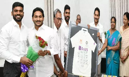సీఎం జగన్ ను కలిసిన క్రికెటర్ కేఎస్ భరత్