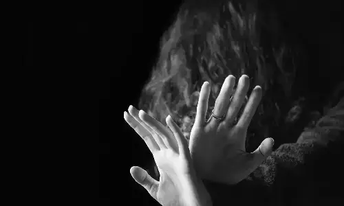 బాలికను బెదిరించి పలుమార్లు అత్యాచారం.. చివరికి..