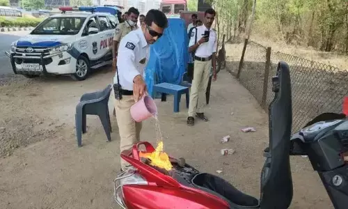 ట్రాఫిక్ పోలీసుల టార్చర్.. మంటల్లో స్కూటర్‌