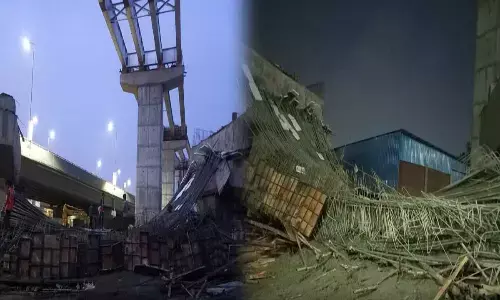 హైదరాబాద్ లో కుప్పకూలిన ఫ్లై ఓవర్