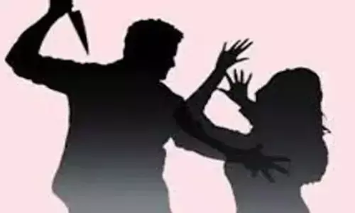 నగరం నడిబొడ్డున.. యువతిపై ప్రేమోన్మాది దాడి