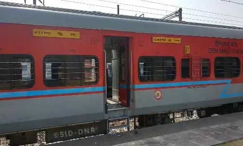 సంఘమిత్ర ఎక్స్ ప్రెస్ కు తప్పిన ప్రమాదం