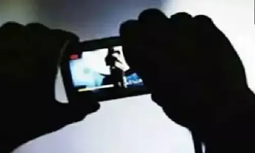 మహిళా ప్రొఫెసర్ ను బెదిరించి.. న్యూడ్ కాల్ రికార్డు చేసి..