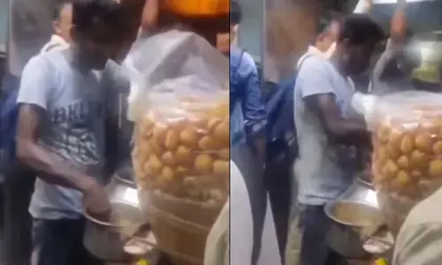 golgappa sales in local trains