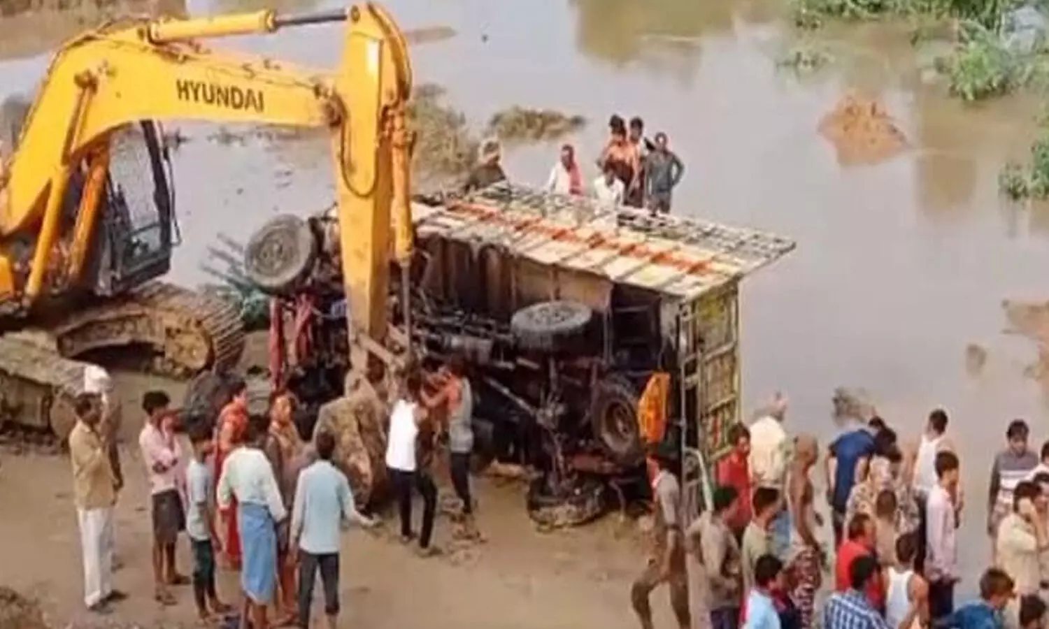 కుమార్తె వివాహానికి వెళ్తుండగా.. నదిలో పడిన డీసీఎం : ఐదుగురి మృతి