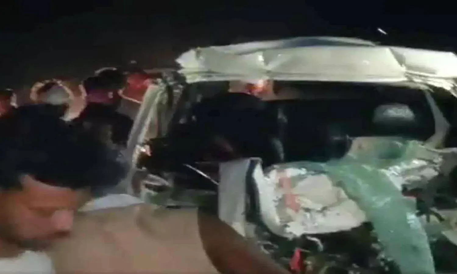 uttarpradesh crime news, SUV rammed into truck, 7 dead in road accident