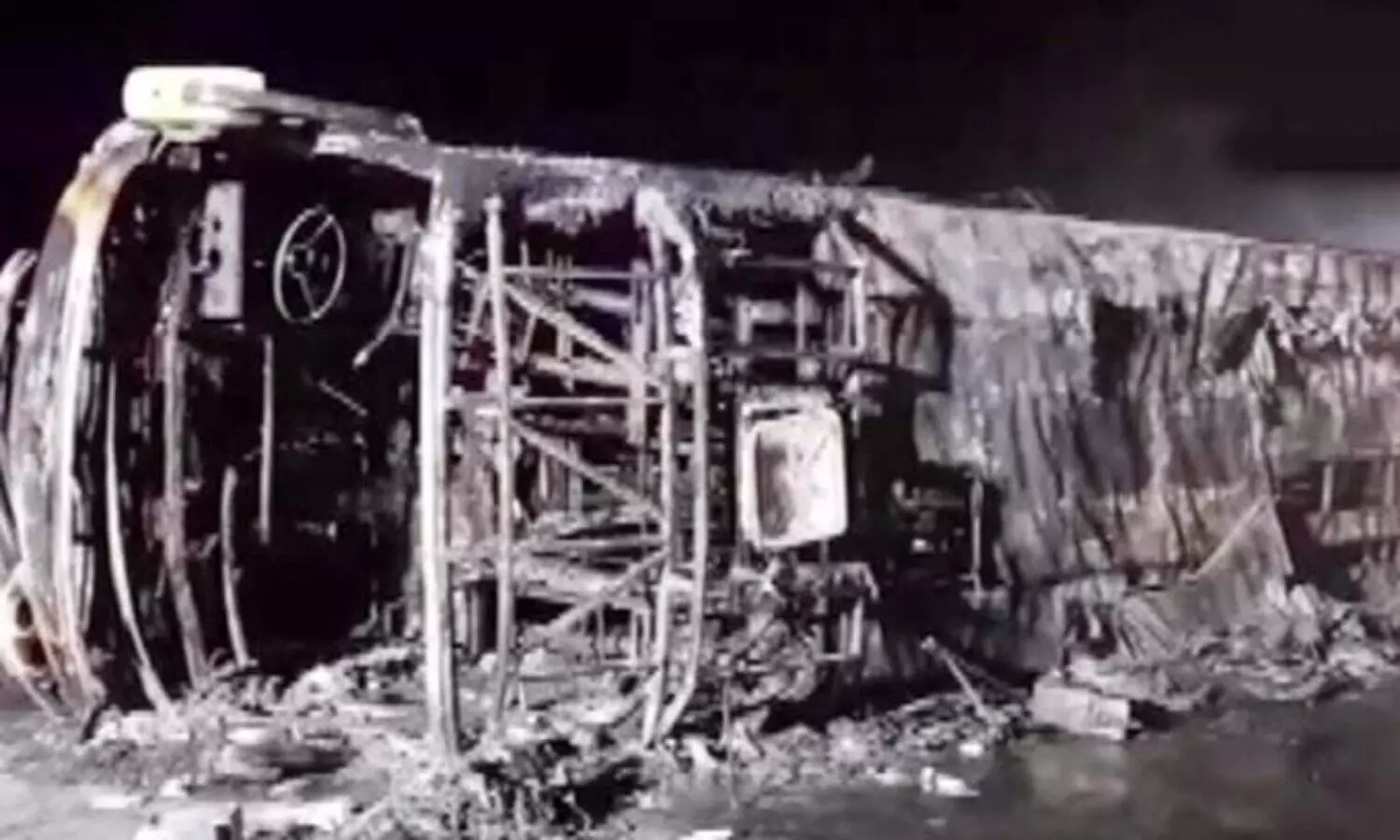 ఘోర ప్రమాదం.. 25 మంది సజీవ దహనం