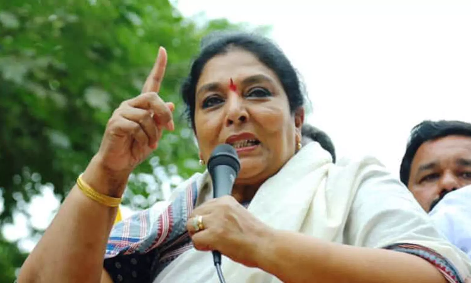 ఎవడ్రా మమ్మల్ని ఆపేది" : రేణుక చౌదరి | congress leader renuka chowdary  fires on BRS government