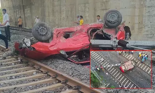 railway track, car fallen on railway track, nagpur - inganghat railway route