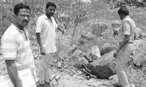 చెప్పు దెబ్బ.. పగ పెంచుకుని