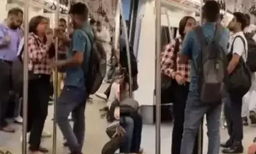 delhi metro, woman slaps a man in metro, delhi metro viral videos