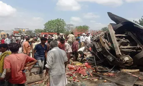 బ్రేకింగ్ : హోటల్ లోకి దూసుకెళ్లిన కంటైనర్.. 10 మంది మృతి