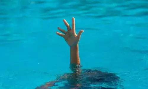 స్విమ్మింగ్ పూల్ లో పడి బాలుడి మృతి
