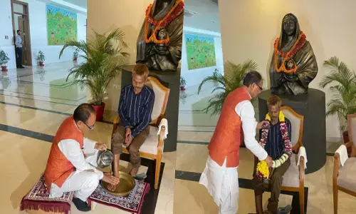 గిరిజన యువకుడి కాళ్లు కడిగి, క్షమాపణలు కోరిన సీఎం