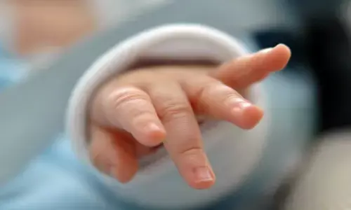 చిన్నారి ముక్కు కోసేసిన వైద్యులు.. ఇదేమిటని ప్రశ్నిస్తే..